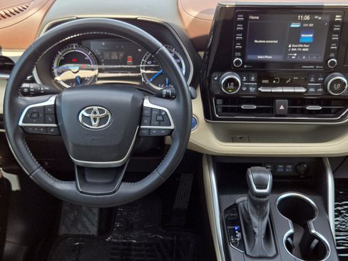 Used 2022 Toyota Highlander XLE FWD image 27
