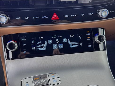 New 2026 Genesis GV70 2.5T Advanced AWD/4WD image 18