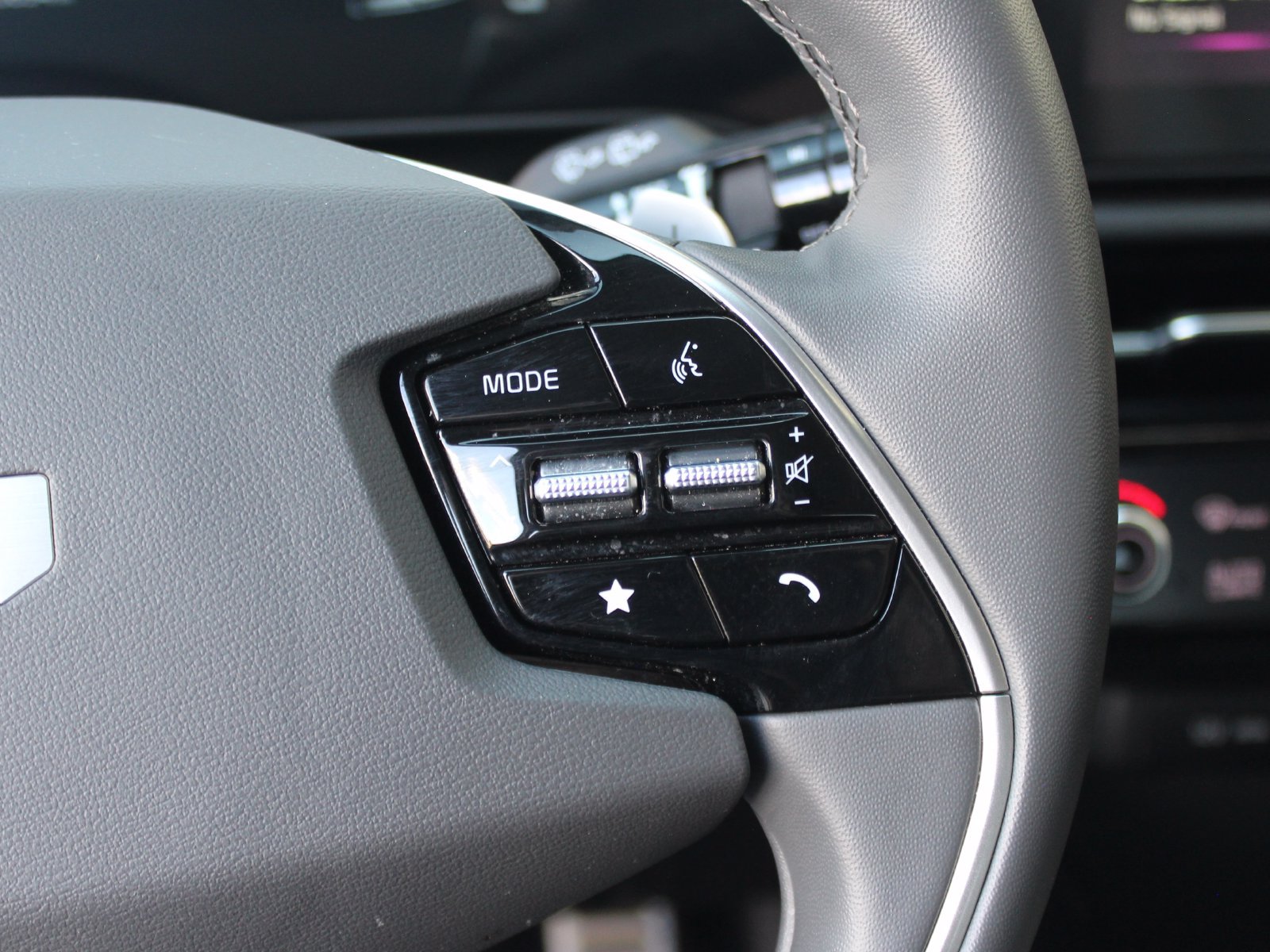 Used 2025 Kia Niro EX Touring FWD image 25
