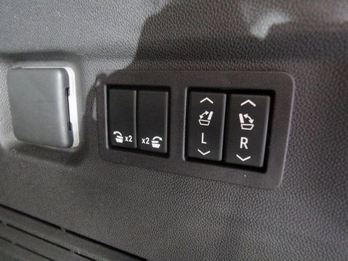 Used 2023 GMC Yukon XL AT4 w/ Technology Package image 17