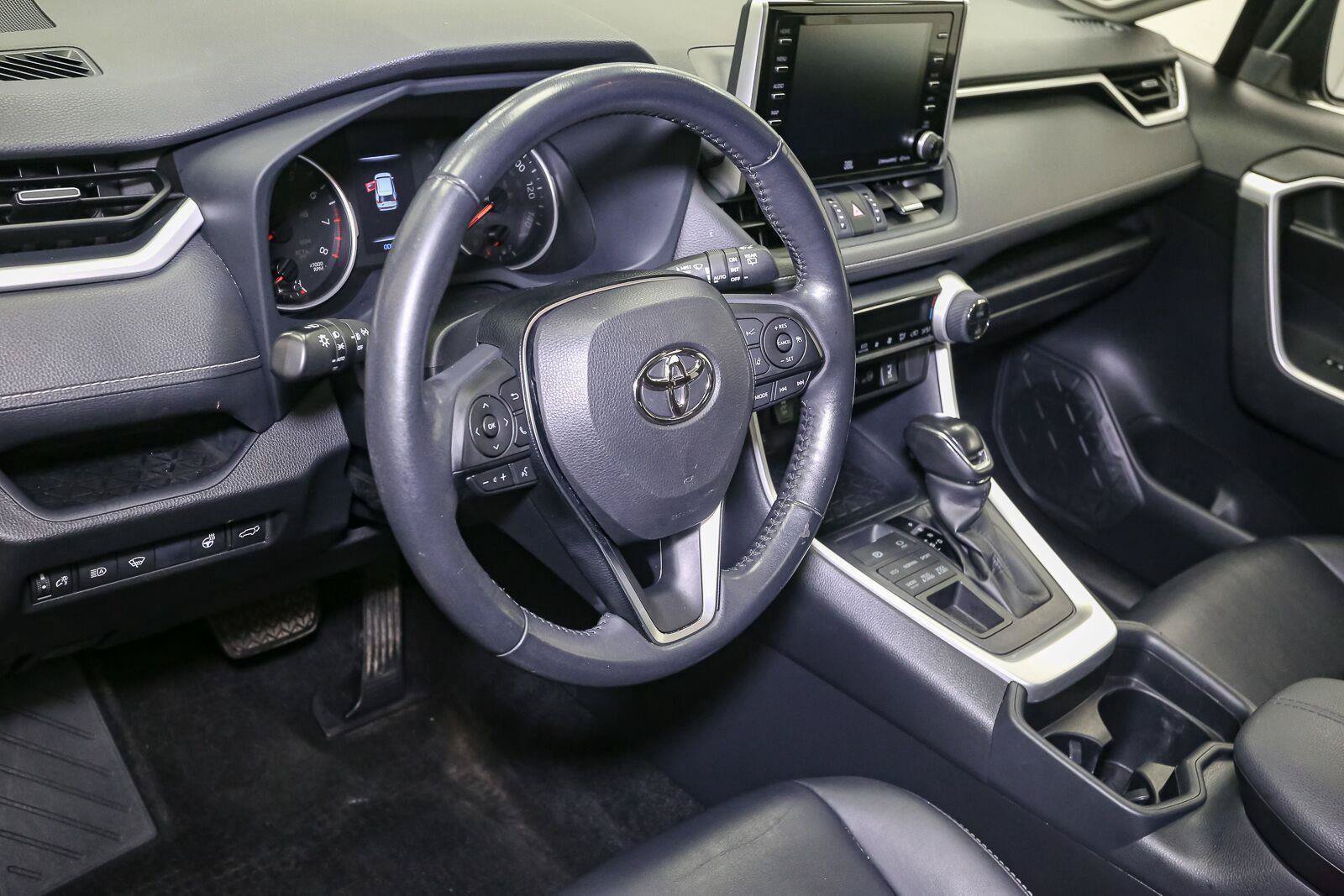 Used 2019 Toyota RAV4 XLE Premium w/ Cold Weather Package AWD/4WD image 23