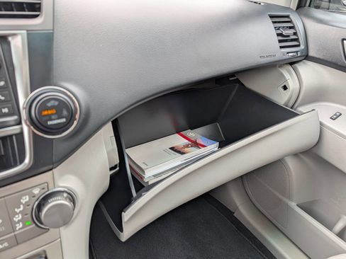 Used 2013 Toyota Highlander SE image 29