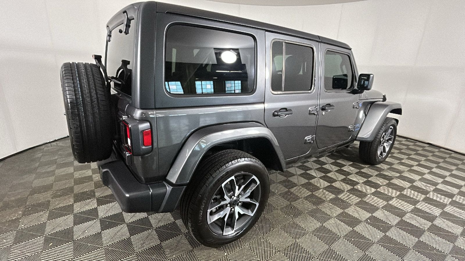 Used 2024 Jeep Wrangler Unlimited w/ Technology Group AWD/4WD image 3