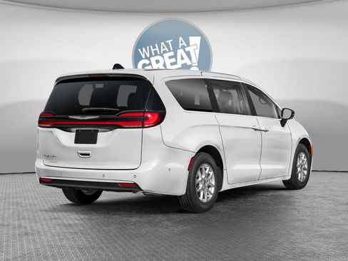 New 2026 Chrysler Pacifica Select FWD image 2