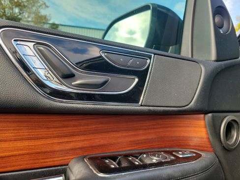 Used 2019 Lincoln Navigator Select image 17