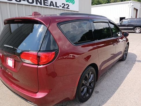 Used 2020 Chrysler Pacifica Touring-L Plus FWD image 3