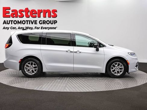 Used 2024 Chrysler Pacifica Touring-L FWD image 4