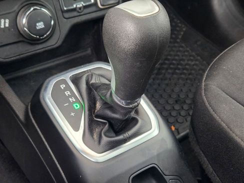 Used 2019 Jeep Renegade Latitude w/ Cold Weather Group image 38