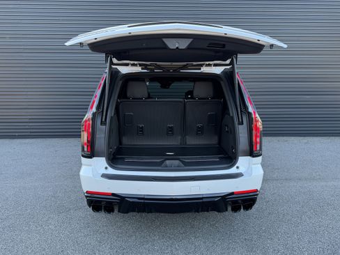 Used 2025 Cadillac Escalade V image 11