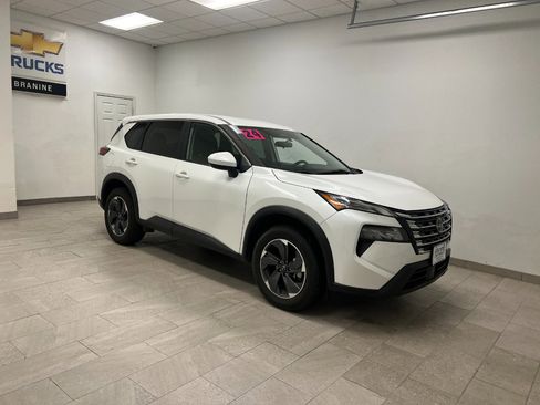 Used 2024 Nissan Rogue SV image 2