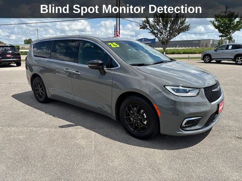 Used 2025 Chrysler Pacifica Select FWD image 9