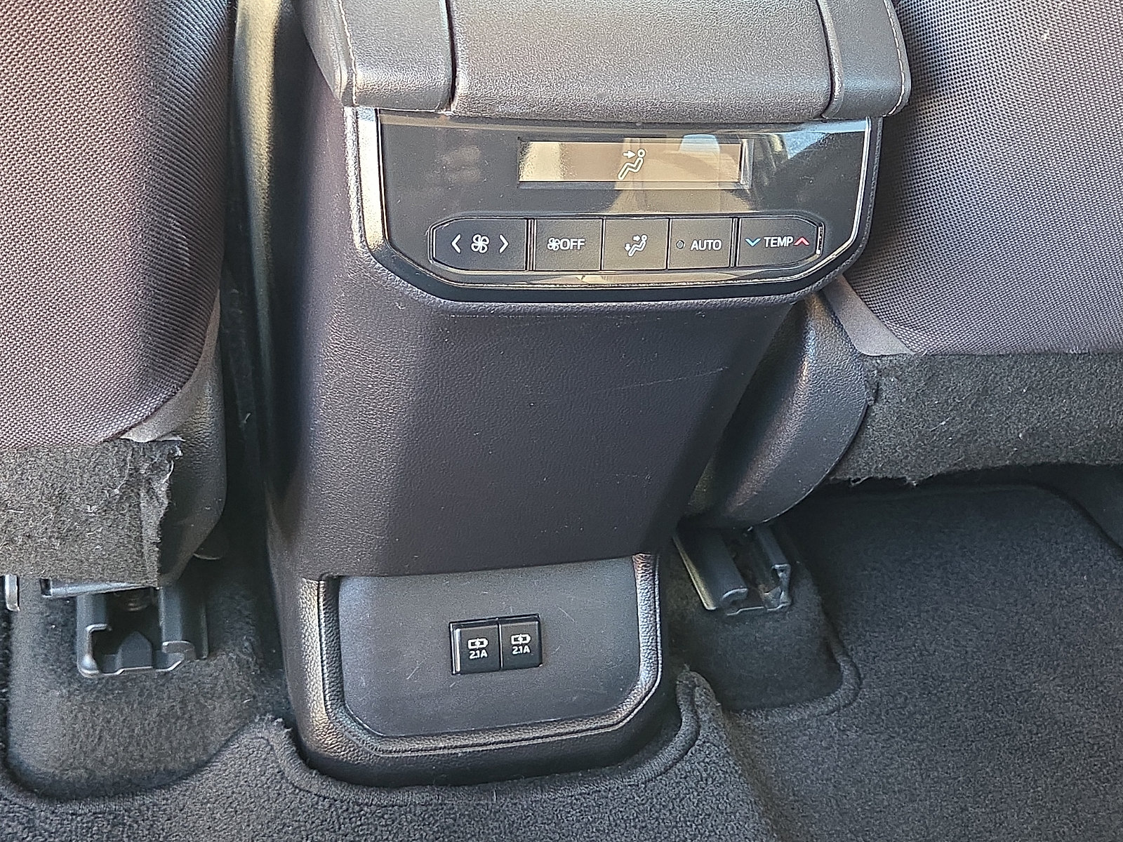 Used 2021 Toyota Highlander LE AWD/4WD image 12
