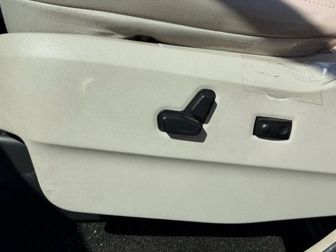 Used 2012 Chrysler Town & Country Touring-L FWD image 18