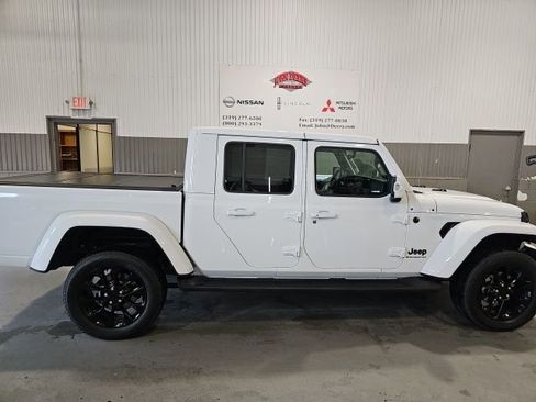 Used 2023 Jeep Gladiator Overland AWD/4WD image 2