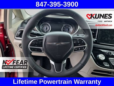 Used 2023 Chrysler Pacifica Touring-L FWD image 12