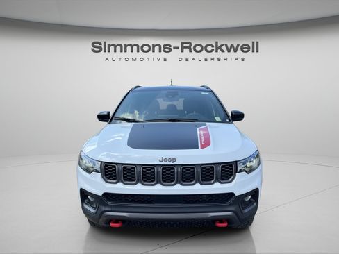 Used 2025 Jeep Compass Trailhawk AWD/4WD image 9