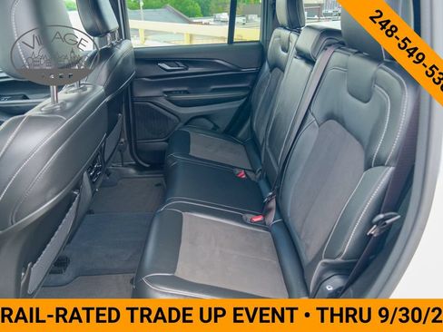 Used 2023 Jeep Grand Cherokee Altitude AWD/4WD image 12