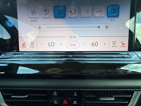 Used 2025 Volkswagen Atlas SE AWD/4WD image 33