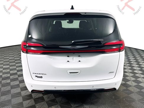 Used 2024 Chrysler Pacifica Touring-L image 6