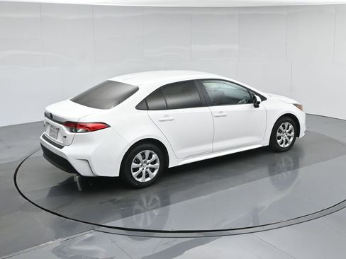 Used 2025 Toyota Corolla LE image 41