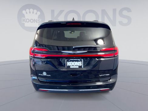 Used 2022 Chrysler Pacifica Limited image 5