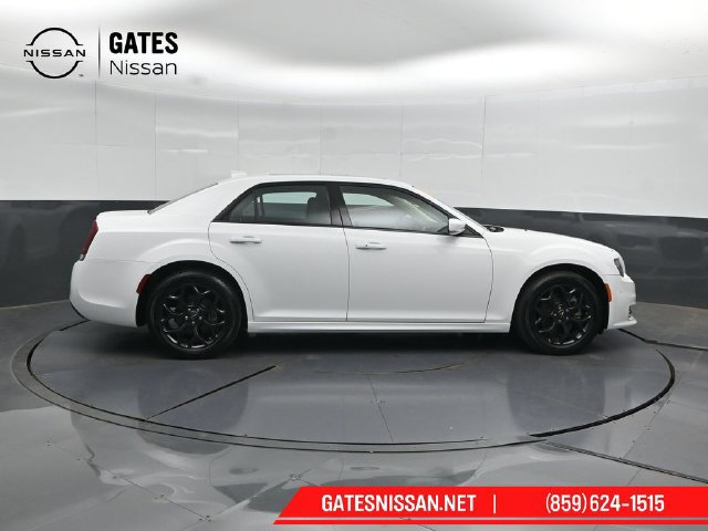 Used 2022 Chrysler 300 Touring L w/ Popular Equipment Group AWD/4WD image 3