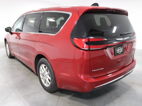 Used 2024 Chrysler Pacifica Touring-L FWD image 8