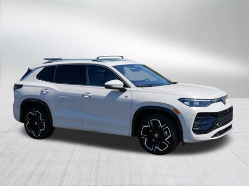 Certified 2025 Volkswagen Tiguan SEL R-Line AWD/4WD image 8