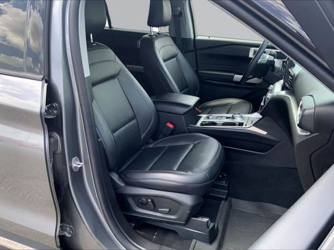 Certified 2023 Ford Explorer XLT w/ Equipment Group 202A AWD/4WD image 9