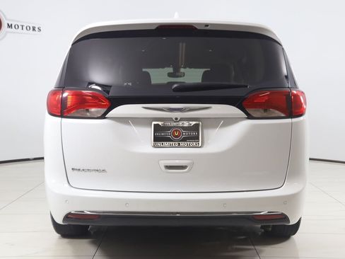 Used 2020 Chrysler Pacifica Touring FWD image 45