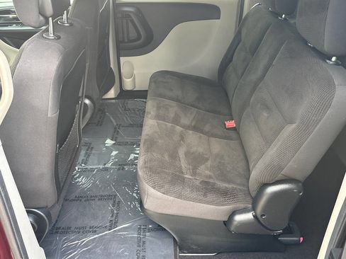 Used 2018 Dodge Grand Caravan SE w/ UConnect Hands-Free Group image 17