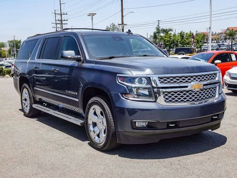 Used 2019 Chevrolet Suburban LT w/ LT Signature Package image 3