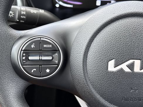 Used 2023 Kia Soul LX w/ LX Technology Package FWD image 18