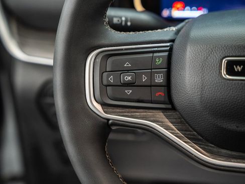 Used 2024 Jeep Wagoneer Series III AWD/4WD image 32