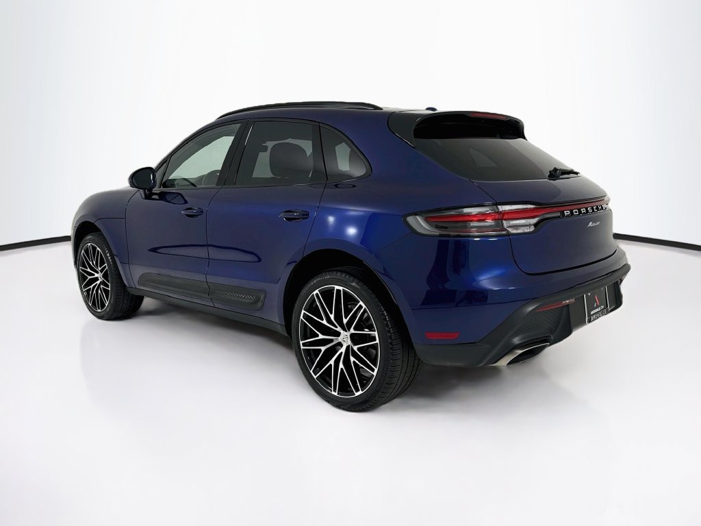 Certified 2025 Porsche Macan AWD/4WD image 3
