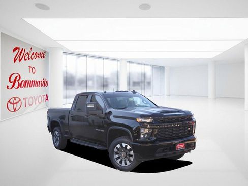 Used 2021 Chevrolet Silverado 2500 Custom w/ Custom Value Package image 2