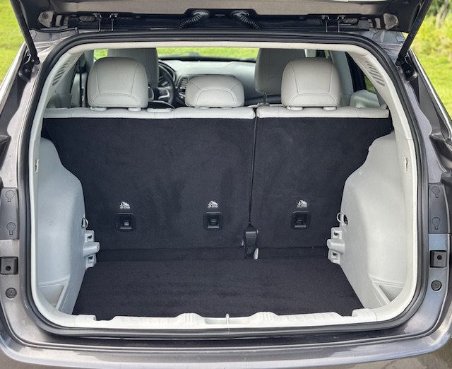 Used 2018 Jeep Compass Latitude w/ Popular Equipment Group FWD image 8