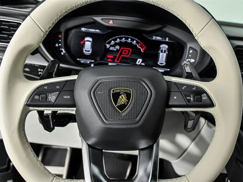 Used 2022 Lamborghini Urus AWD/4WD image 25