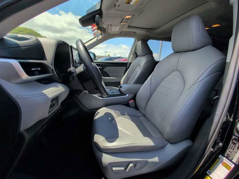 Used 2021 Toyota Highlander XLE image 13