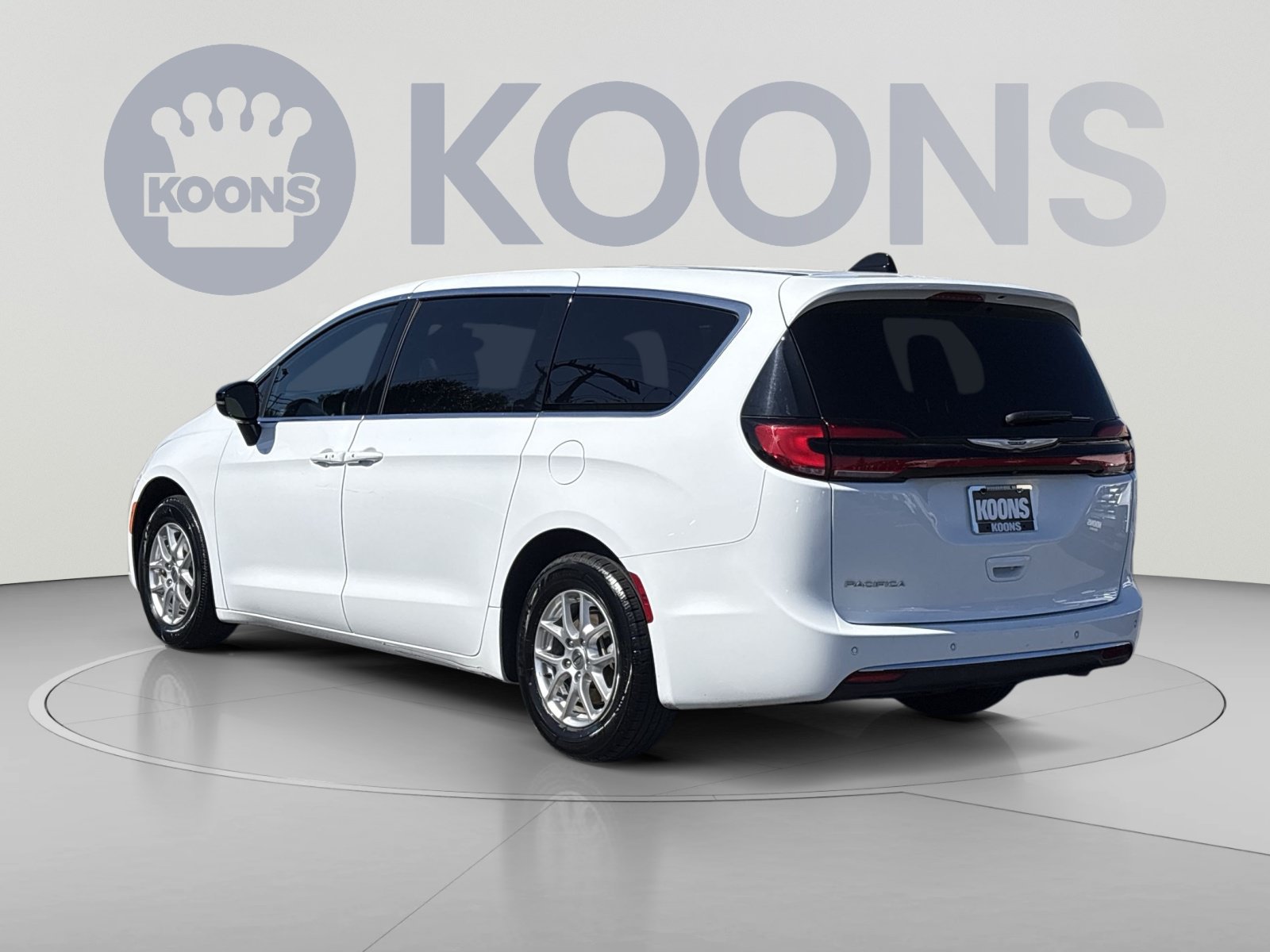 Used 2025 Chrysler Pacifica Select FWD image 4