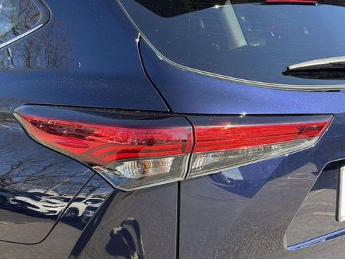 Used 2023 Toyota Highlander XLE image 9
