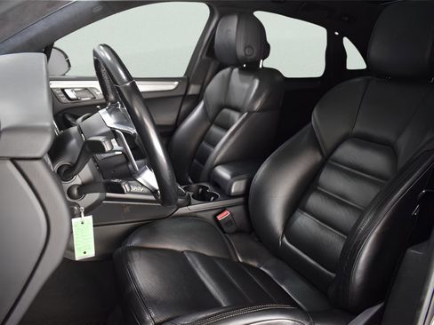 Used 2017 Porsche Macan Turbo AWD/4WD image 9