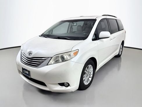 Used 2017 Toyota Sienna XLE Premium FWD image 3