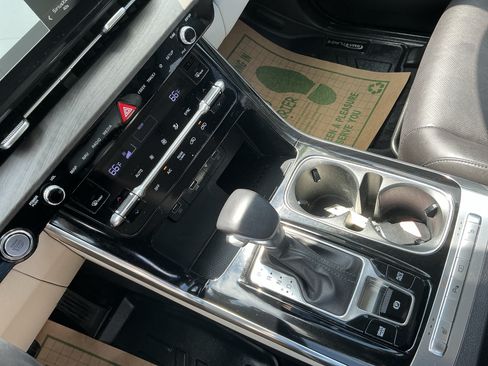 Used 2024 Kia Carnival EX FWD image 5