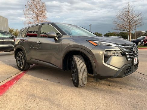 Used 2025 Nissan Rogue SV image 5