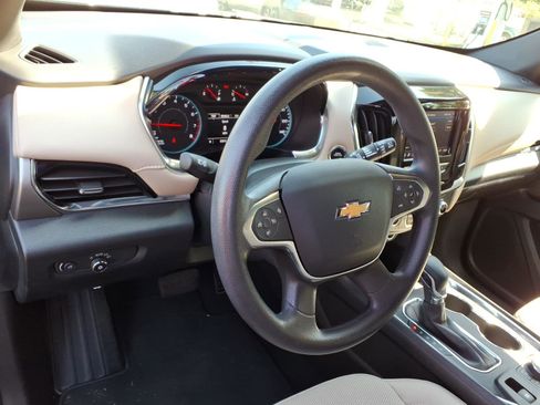 Used 2023 Chevrolet Traverse LS FWD image 9