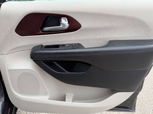 Used 2020 Chrysler Pacifica Limited FWD image 24
