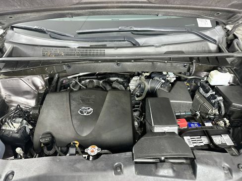 Used 2019 Toyota Highlander XLE AWD/4WD image 32