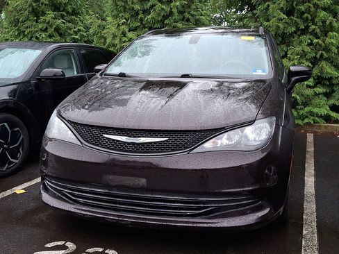 Used 2018 Chrysler Pacifica L FWD image 2