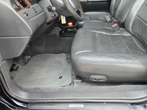 Used 2002 Lincoln Town Car Executive RWD image 9